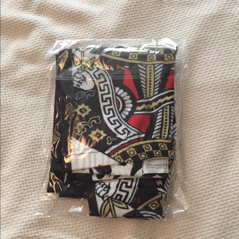 BNWT Queen of Hearts leggings